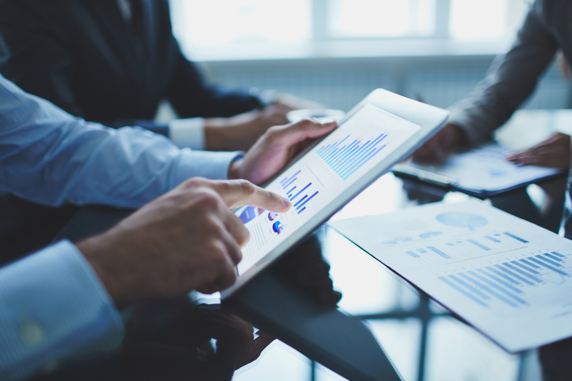 close-up-businessman-with-digital-tablet