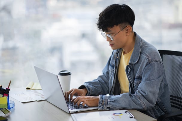 medium-shot-employee-working-laptop